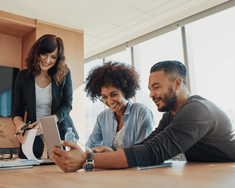 3 marketing experts are discussing about growth